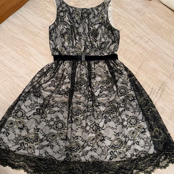 Jessica Simpson Elegant Black and Gold Lace Mini Dress Jessica Simpson Elegant Black and Gold Lace Mini Dress
